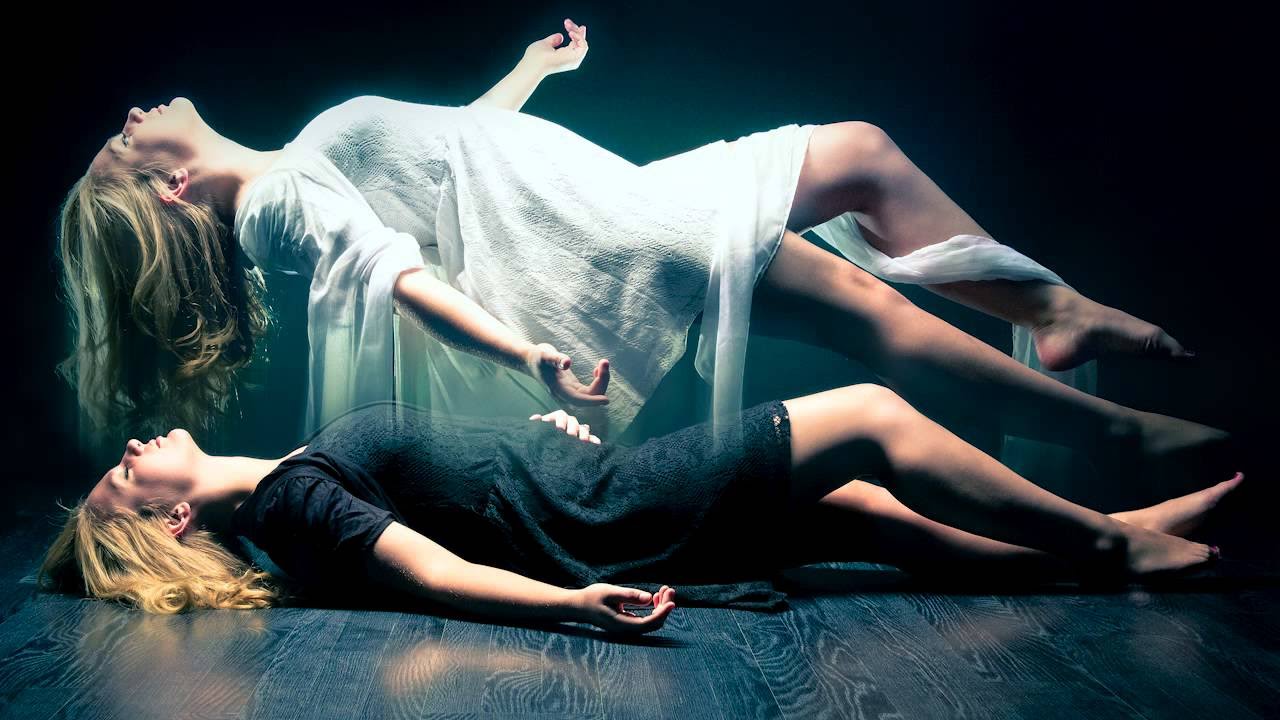 身体与灵魂的分离:女子躺在地面,半透明的白色身影漂浮其上方